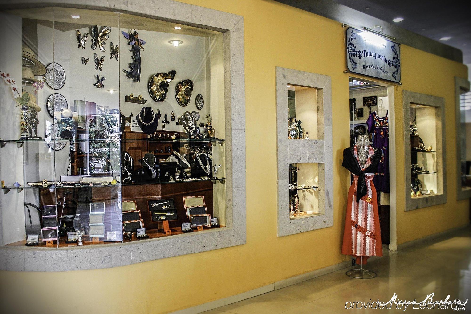 Krystal Satelite Maria Barbara Hotel Tlalnepantla  Kültér fotó Souvenir shop at the airport